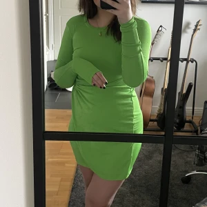 Grön klänning från bershka - Grön klänning från bershka, aldrig använd. Prislappen sitter kvar. Storlek s och pris 100 kr 