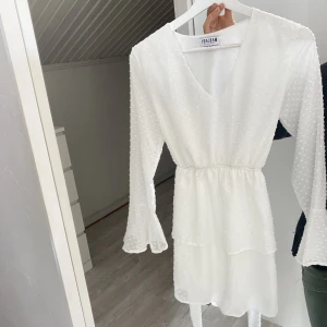 Klänning - Oanvänd klänning ifrån Madlady, nyskick! Banden går att ta bort eller om man vill ha kvar och knyta de!💃🏼