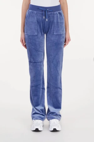 Juicy couture byxor💙💙 - Ett par juicy couture byxor i färgen greyblue och storlek xxs men passar ungefär en s köpta ett halv år sen men har inte kommit till så mycket användining bra kvalitet och inga skador 