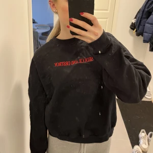 Sweatshirt  - En snygg sweatshirt som funkar till allt! Kom privat för frågor🤩💕