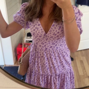Klänning från Gina - Fin klänning från Gina tricot i storlek s. Köptes för 499kr och säljer för 399kr+frakt, skriv för fler bilder eller frågor💕🫶perfekt till midsommar!!!!
