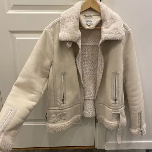 Beige Jacka  - Säljer min super snygga jacka som aldrig har använts och kommer inte till användning. Inga slitage på jackan super mysig med det fluffiga i, Storlek L 
