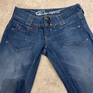 Edc by esprit craft jeans  - Lågmidjade jeans med så fina detaljer men som tyvärr är för små för mig. De är bootcut och har så fin tvätt.  Midjemåttet är ca 37 cm men de är rätt stretchiga. Innerbenslängden är 82 cm 💗 Kom privat vid frågor 💞💞