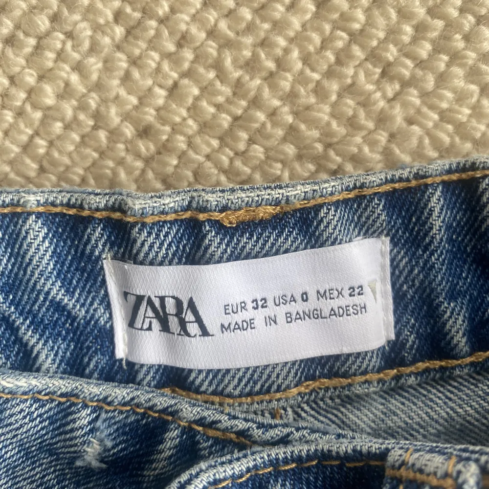 Jeans shorts från Zara i superskick. Stl 32 och knappt använda. . Shorts.