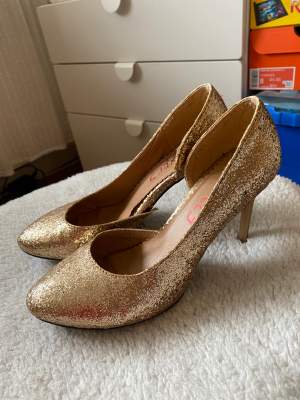 Magiska högklackar i guld och glitter 🎉 super festliga med en klack på 7 cm 🪞 ändå väldigt bekväma 👠 använt skick, därav priset, skriv privat för mer bilder