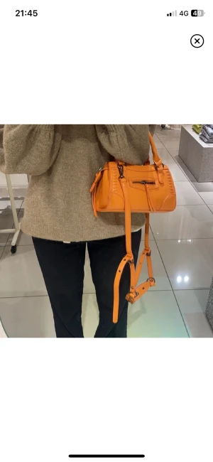 Orange väska  - Säljer denna väskan, aldrig använd så den e helt ny (Lånade bilder)