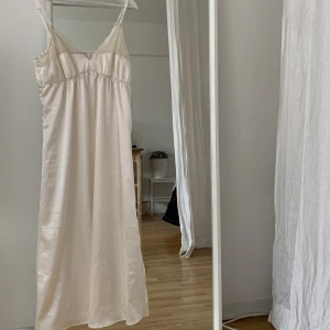 Nattlinne/klänning - Säljer mitt nattlinne som jag köpt på myrornas. Ursprungligen från Lindex. Justerbara band! Jag är 1.60 och nattlinnet går precis ovanför mina anklar. Den är offwhite/ljusbeige.
