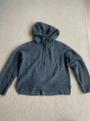 Stickad hoodie - Går stickad hoodie från H%M. Bra begagnat skick, stl xs men ganska stor i stl, skulle snarare säga stl s. 