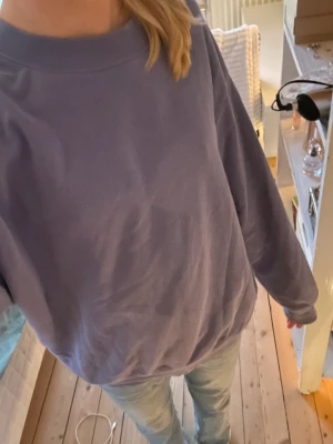 Sweatshirt - Fin lila sweatshirt  Har en liten fläck därav priset 
