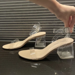 Skor - Genomskinliga / transparenta klackskor från Nelly (Public Desire). 6cm klack. Använda 1 gång, så som nya! Kan mötas upp i Jönköping eller Vaggeryd annars tillkommer fraktkostnad 🤍