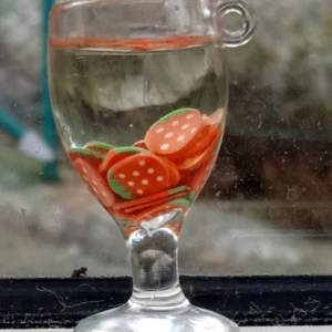 🍹1 söt drink med jordgubbs bitar i🍹