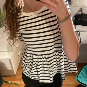 Zaratopp - Jättefin t-shirt med volang från zara.