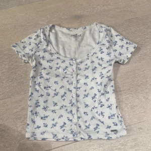 Supersöt t-shirt från hollister  - Gullig hollister T-shirt i strl xxs men är väldigt stretchig. Använd ett par gånger 