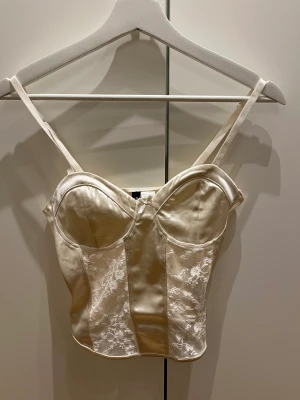 Korsett - En vit korsett från H&M. Aldrig använd då den inte passa! 