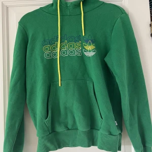 Grön adidas Hoodie  - Hoodie från adidas m tryck. Stlk 34/36, använd ett fåtal gånger men väldigt mysig! 💚
