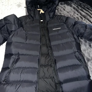 Jacka  - Säljer min vinterjacka som är i nyskick, använt några gånger bara. Köptes i februari för 3799 kr, storleken är mer M/L