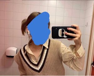 Stickad väst - Jättefin stickad väst i bruna toner!♥️ sparsamt använd och passar jättefint med skjorta under