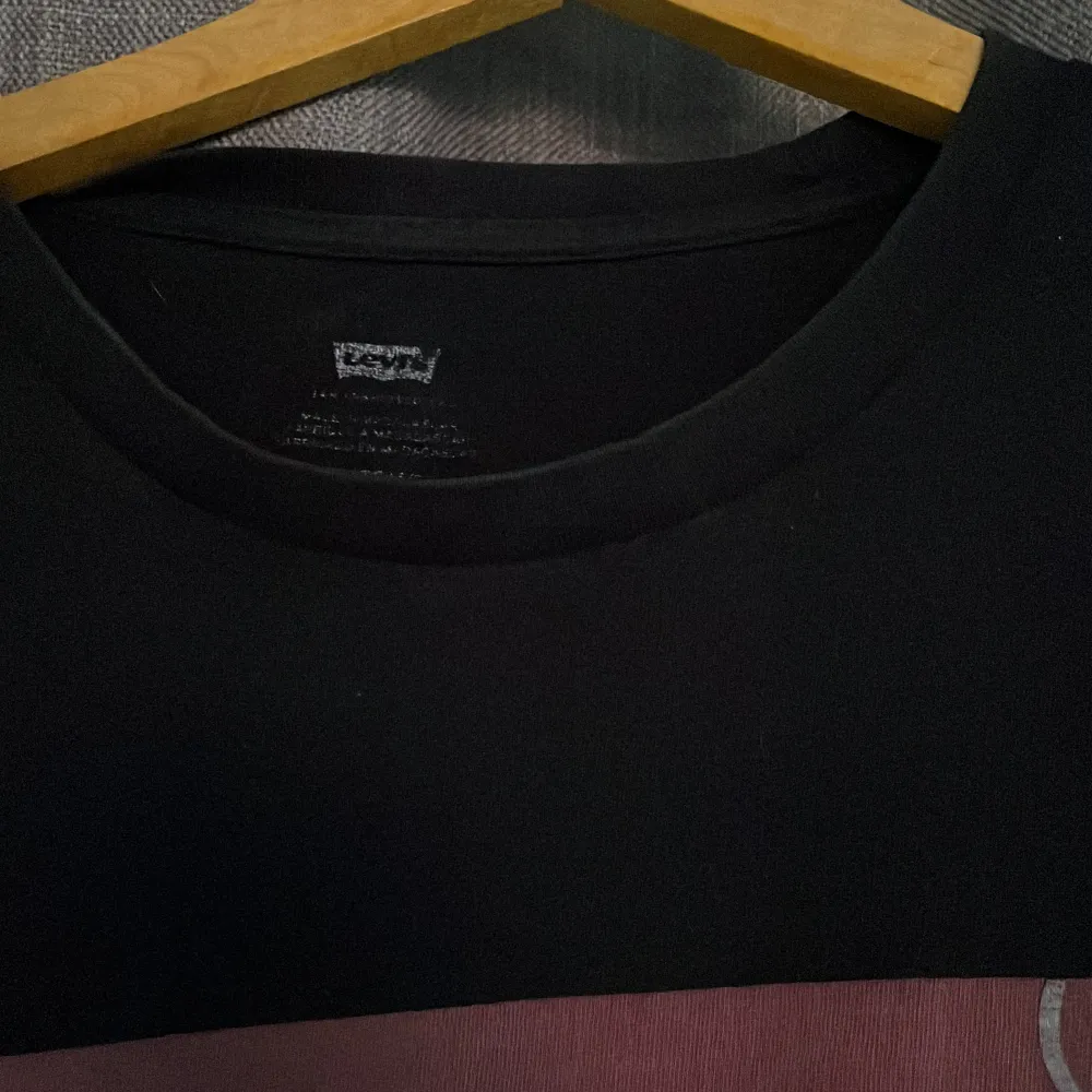 Säljer denna snygga t-shirt från levis i bra men använt skick   Köparen står för frakt 📦 . T-shirts.