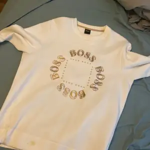 Säljer min Hugo boss sweatshirt storlek M. Tröjan är i toppskick förutom att det är en liten fläck längst ner på tröjan. (Se bild) den går bort i tvätten garanterat.