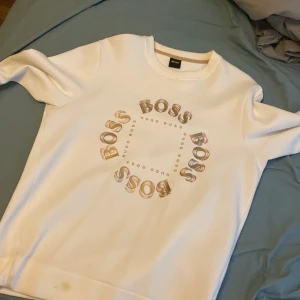 Hugo boss sweatshirt  - Säljer min Hugo boss sweatshirt storlek M. Tröjan är i toppskick förutom att det är en liten fläck längst ner på tröjan. (Se bild) den går bort i tvätten garanterat.