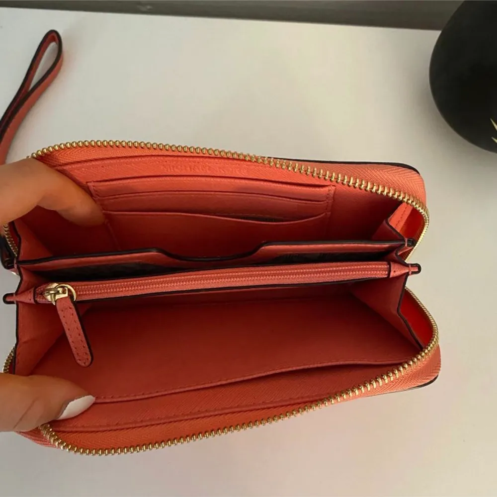 Äkta Michael Kors väska/clutch/plånbok :) i färgen Pink Grapefruit🤍 Aldrig använd! Nypris 2500kr, säljer för 400kr!! 🤍(pris går att diskuteras) . Väskor.