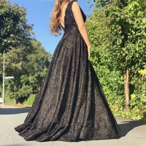 Svart festklänning - Svart festklänning i nyskick, använd endast en gång. Storlek 38-40. 