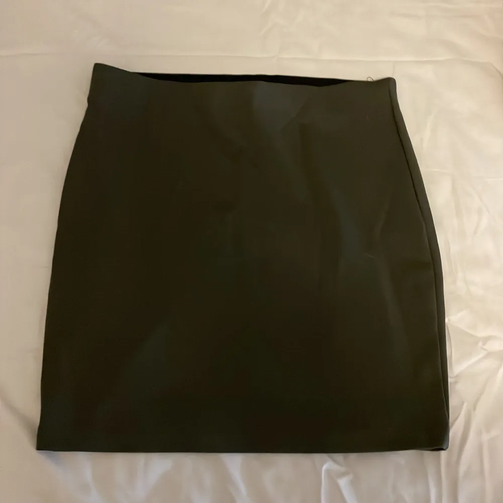 En mörkgrön kjol från Cubus och nästan aldrig är använd.. Kjolar.