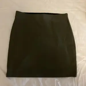 En mörkgrön kjol från Cubus och nästan aldrig är använd.