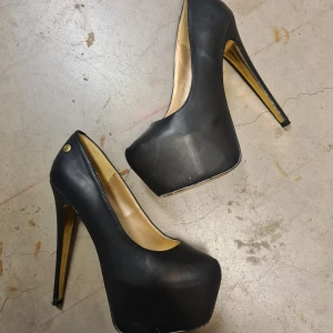 Klackskor - Blink från scorett Äkta skinn Storlek 37 14 cm klack Nypris 599 kr