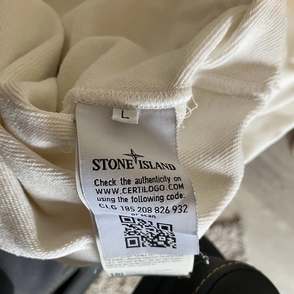 Stone island hoodie Size: L, fits M/L Cond: 8/10 sparsamt använd/tvättad.. Hoodies.