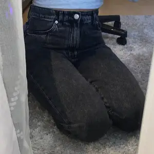Pam mom high waist jeans ifrån lindex. Använda fåtal gånger men är i fint skick, storlek 36. 