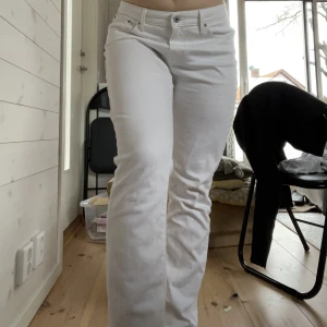 Mid waist raka Levis jeans - Säljer eftersom det aldrig användes