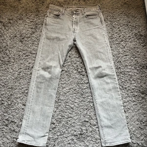 Levis 501 Ljusgrå Jeans - Levis 501 i ljusgrå färg. Toppenskick men säljs då de inte kommer till användning. 