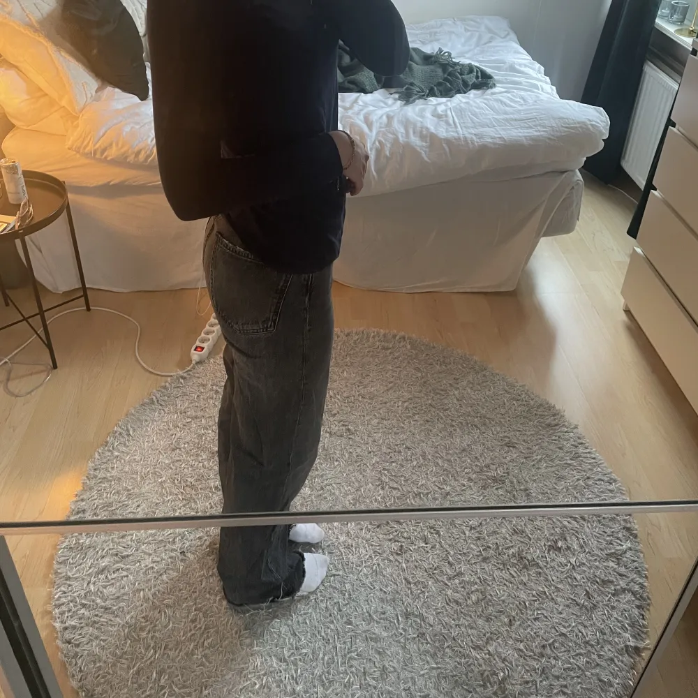 Fina jeans från zara i storlek 34🤍. Jeans & Byxor.