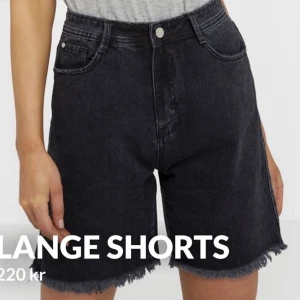 Long denim shorts  - Aldri brukt, litt liten i størrelsen. Str 40, men kanskje mer som 38. 