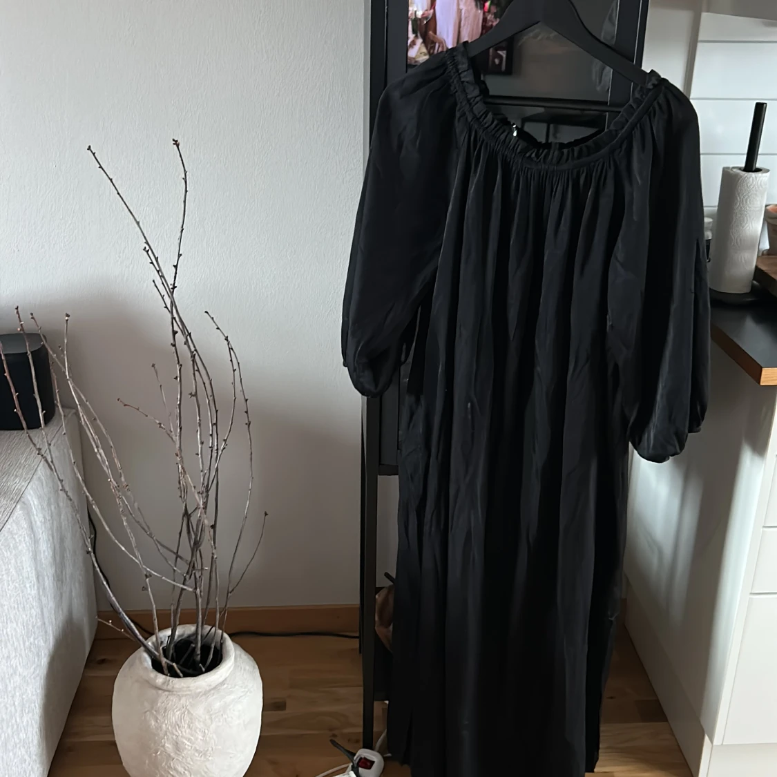 Klänning med knyt i rygg