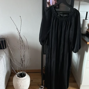 Klänning med knyt i rygg - Klänning med knyt i rygg