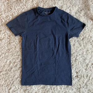 T-shirt - Super skön t-shirt från Primark. Den är i storlek xs men passar även s. Säljer den då jag inte får nån andvändning av den💗