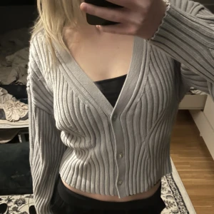 Kofta - Säljer denna snygga koftan köpt på H&am förra sommaren, koftan är lite mer strukturerad och aldrig använd💞