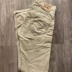 Levis Manchester  - Ett par Levis 504 straight i Manchester, herrmodell. Använt men bra skick! Storlek W30 L32