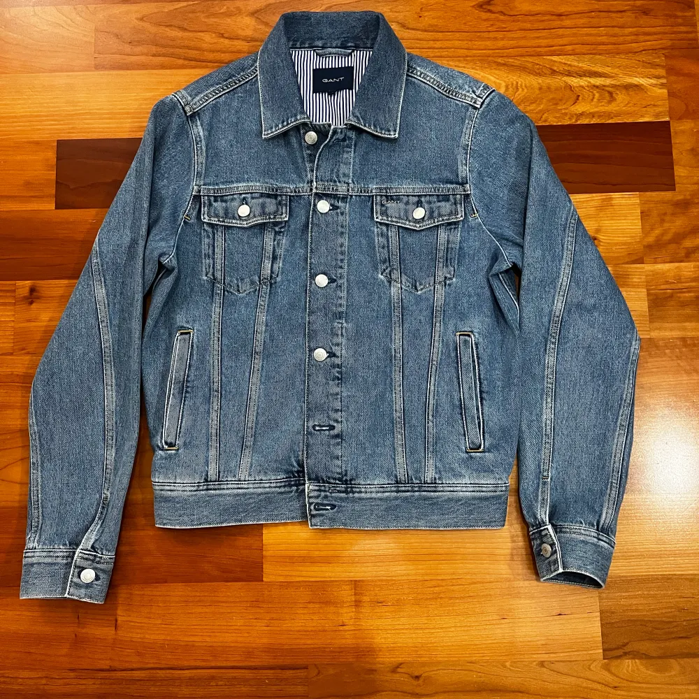 En oanvänd Gant Jeans jacka, köpt för ca 2 år sedan och säljes för att den är för liten.. Jackor.