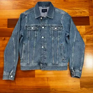 En oanvänd Gant Jeans jacka, köpt för ca 2 år sedan och säljes för att den är för liten.