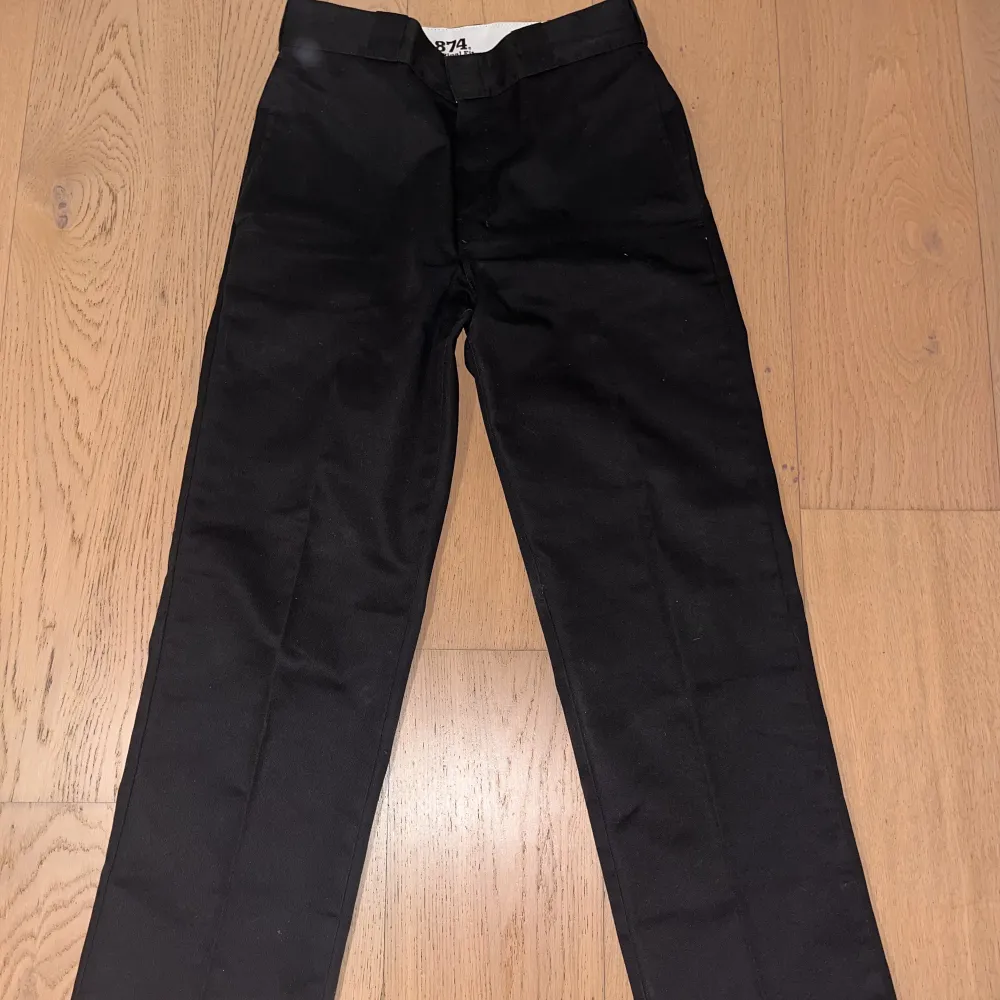 Svarta dickies 874 byxor utan någon stretch. Knappt använd och i väldigt bra skick.     Nyköpt:  700 kr . Jeans & Byxor.