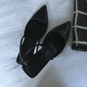 Klackar  - Säljer dessa fina klackar pga för stor storlek:( endast använda 1 gång utomhus, storlek 37! Ungefär 5 cm klack 