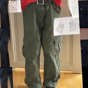 Cargo-pants - Perfekta Baggy Cargos från Yôke. Inga defekter, 9/10. Orginalpris 800kr men säljer för 450 kr. Skriv gärna frågor! Personen på bilden är 170.