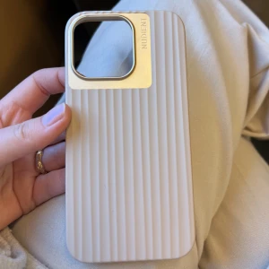 Nudient skal - iPhone 13 PRO skal. Använt i typ två månader! Jättefint skick🫶🏼📦 Ordinarie 399kr