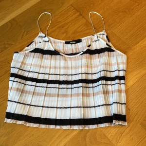 Linne/topp  - Croppat linne i nyskick.  Skickas mot betalning av frakt. 