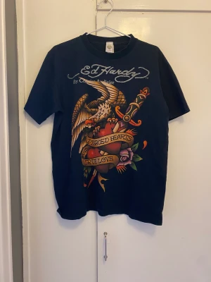 Ed Hardy  - Cool ed Hardy tröja. Bra tjockt material. Bra skick. Säljer då den inte kommer till användning 
