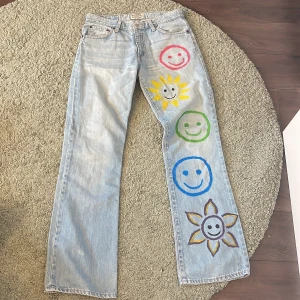 Jeans - Ljusblå jeans. Se sista bilden för att veta vart dom är ifrån. Har själv målat figurerna på benet.