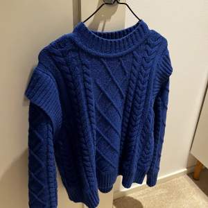 Säljer en blå stickad tröja från Mango då den inte kommer till användning Nypris 400-500